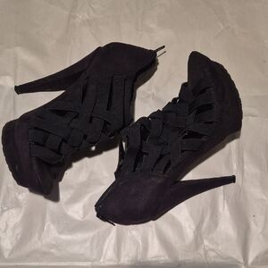 Jessica Simpson Black Elastic Strap Heels